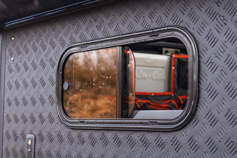 Fenetre additionnelle ajoutée par equip'Raid sur Canopy Camper