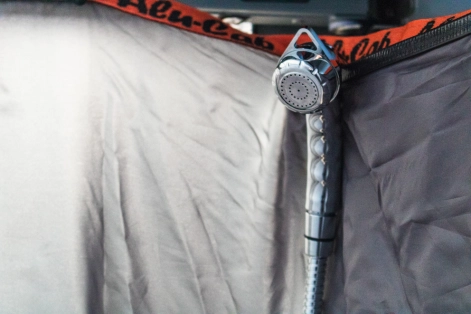 Fixation de la douchette dans le auvent douche Alu-Cab