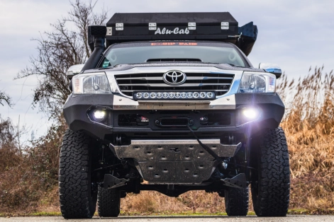 Pare choc avant Rhino 4X4 monté sur un Toyota Hilux par Equip'Raid