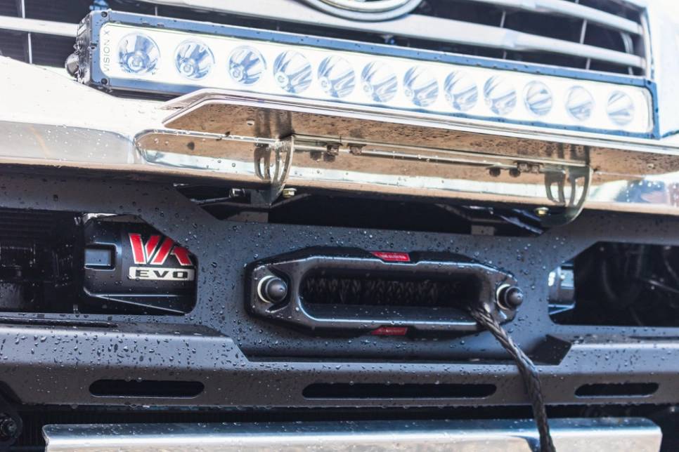 Plaque d'immatriculation relevable et treuil Warn Evo 8s sur Toyota Hilux Vigo