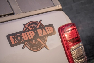 Ford ranger blanc avec équipement tente hard-top snorkel safari et galerie de toit  logo equip'raid