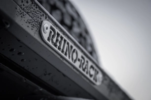 Ford ranger blanc avec équipement tente hard-top snorkel safari et galerie de toit rhino rack