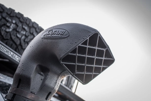 Ford ranger blanc avec équipement tente hard-top snorkel safari et galerie de toit  détail