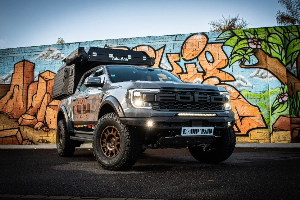 Ford Ranger Raptor préparé par Equip'Raid avec une cellule Khaya Alu-Cab