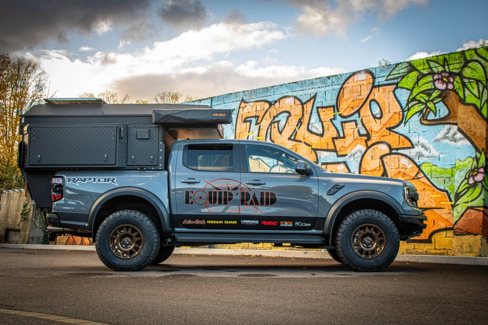 Ford Ranger Raptor préparé par Equip'Raid avec une cellule Khaya Alu-Cab