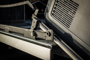 Ford Ranger Raptor 2023 préparé par Equip'Raid plateau coulissant et basculant pour réfrigérateur alu-cab