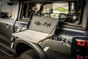 Ford Ranger Raptor 2023 préparé par Equip'Raid cuisine pour hardtop alu-cab