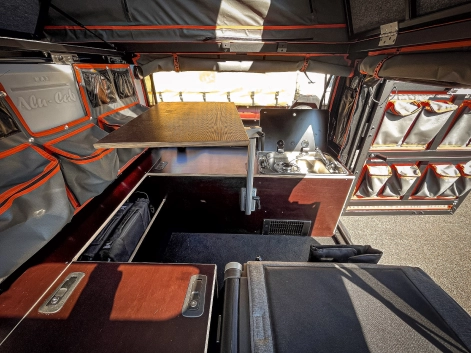 Ford ranger Canopy Camper Alu-Cab préparé par Equip'Raid Mulhouse