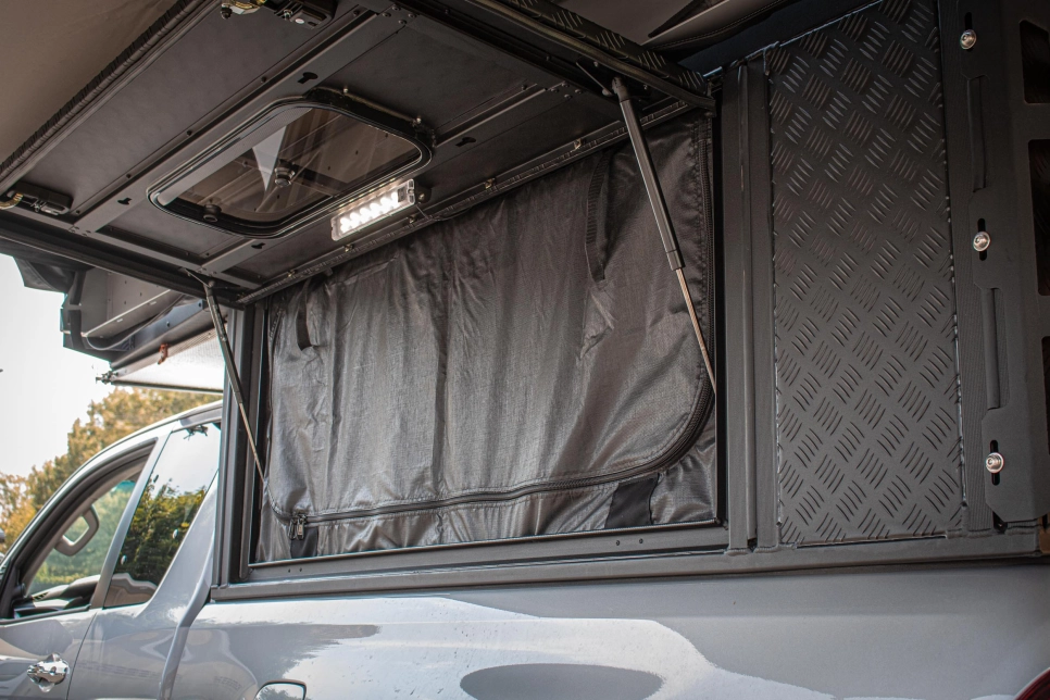 TOYOTA HILUX REVO 2020 CANOPY CAMPER ALUCAB TERRAIN TAMER Equipe raide