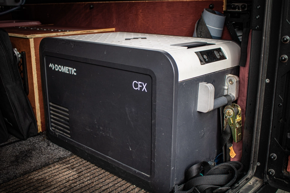 Préparation pick up Ford Ranger PXIII 4x4 tout-terrain par Equip'Raid Canopy Camper dometic cfx3 réfrigérateur