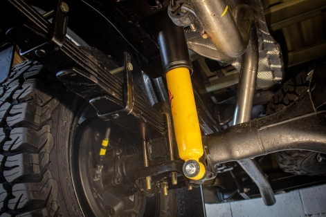 préparation 4x4 alsace par Equip'Raid Toyota Hilux revo professionnel suspension lames et amortisseurs terrain tamer