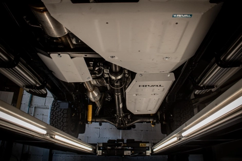 préparation 4x4 alsace par Equip'Raid Toyota Hilux revo professionnel skis de protection aluminium