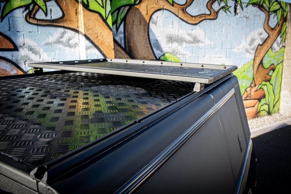 préparation 4x4 alsace par Equip'Raid Toyota Hilux revo professionnel plateau sur galerie alu-cab