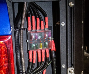 Tableau de fusible préparation 4x4 froad ranger aménagement sur mesure Equip'raid