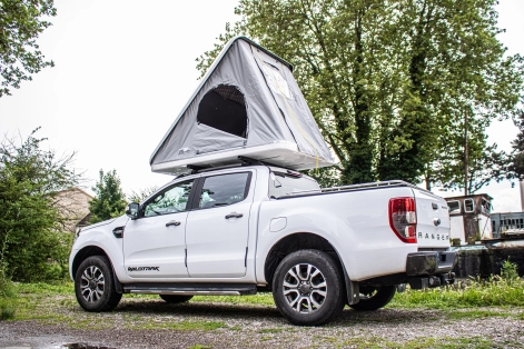 Tente de toit sur toit d'un pick-up Ford Ranger