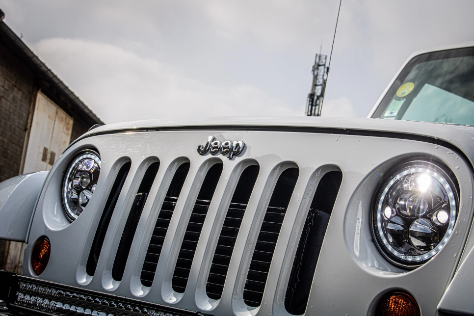 Remplacement des feux d'origine de la Jeep Wrangler JK par des feux Vision-X Vortex