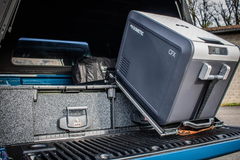 Ford Ranger Raptor bleu préparé par Equip'Raid équipement 4x4 offroad réfrigérateur dometic cfx3 et tiroirs de rangement arb