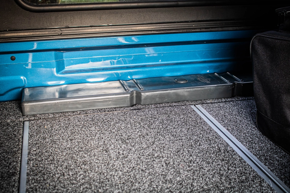 Ford Ranger Raptor bleu préparé par Equip'Raid équipement 4x4 offroad reservoir d'eau frontrunner