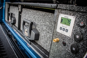 Ford Ranger Raptor bleu préparé par Equip'Raid équipement 4x4 offroad système electrique sur mesure