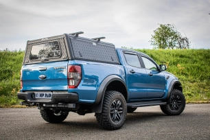 Ford Ranger Raptor bleu préparé par Equip'Raid équipement 4x4 offroad hardtop alu-cab explorer