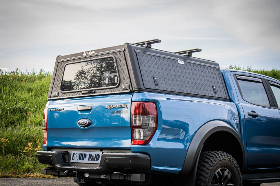 Ford Ranger Raptor bleu préparé par Equip'Raid équipement 4x4 offroad hardtop alu-cab explorer