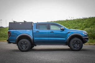 Ford Ranger Raptor bleu préparé par Equip'Raid équipement 4x4 offroad hardtop alu-cab explorer
