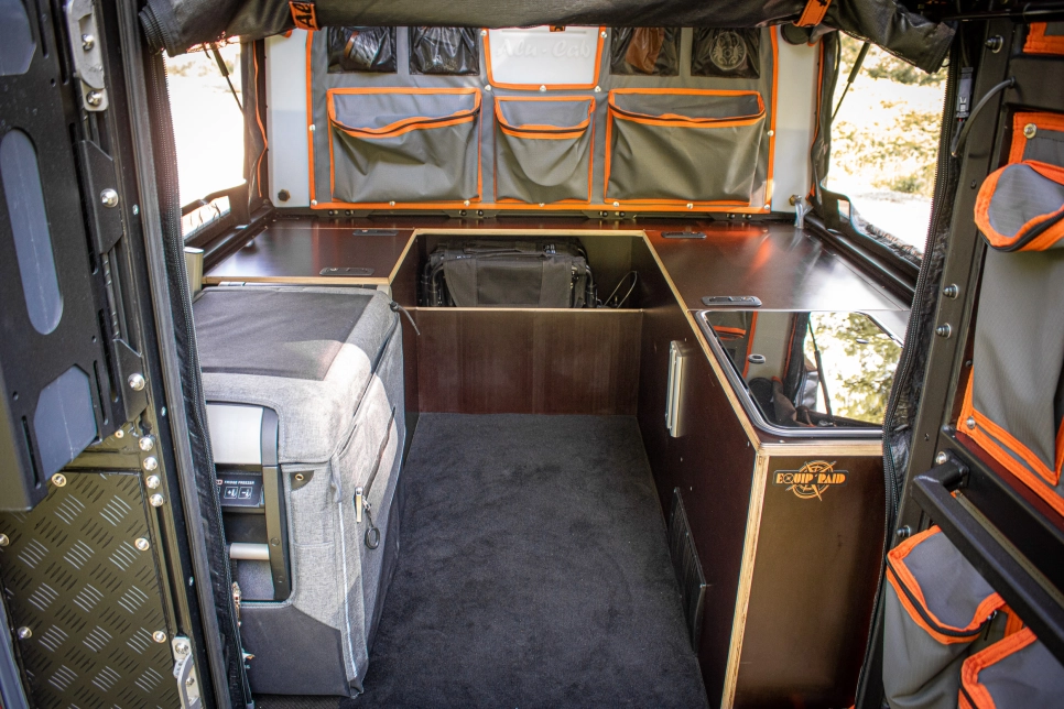 Ford ranger Canopy Camper Alu-Cab préparé par Equip'Raid Mulhouse aménagement intérieur sur mesure