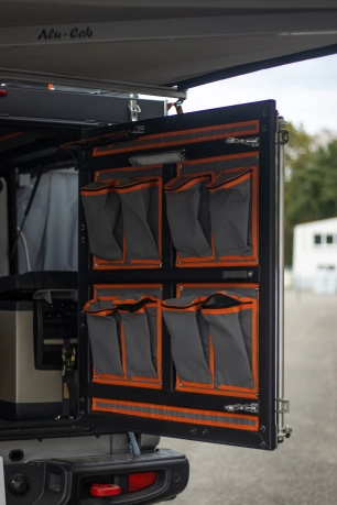 aménagement intérieur poche de rangements intérieur 4x4 pick up canopy camper Alu-cab préparation 4x4