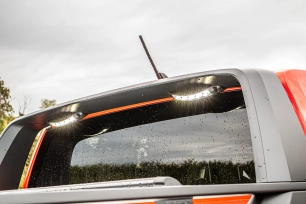 Ford Ranger Raptor 2023 préparé par Equip'Raid couvre benne et barres de portage