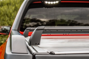 Ford Ranger Raptor 2023 préparé par Equip'Raid couvre benne et barres de portage