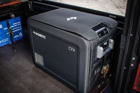 Réfrigérateur congélateur Dometic CFX5 45 à compresseur dans Canopy Camper Jeep Gladiator JT