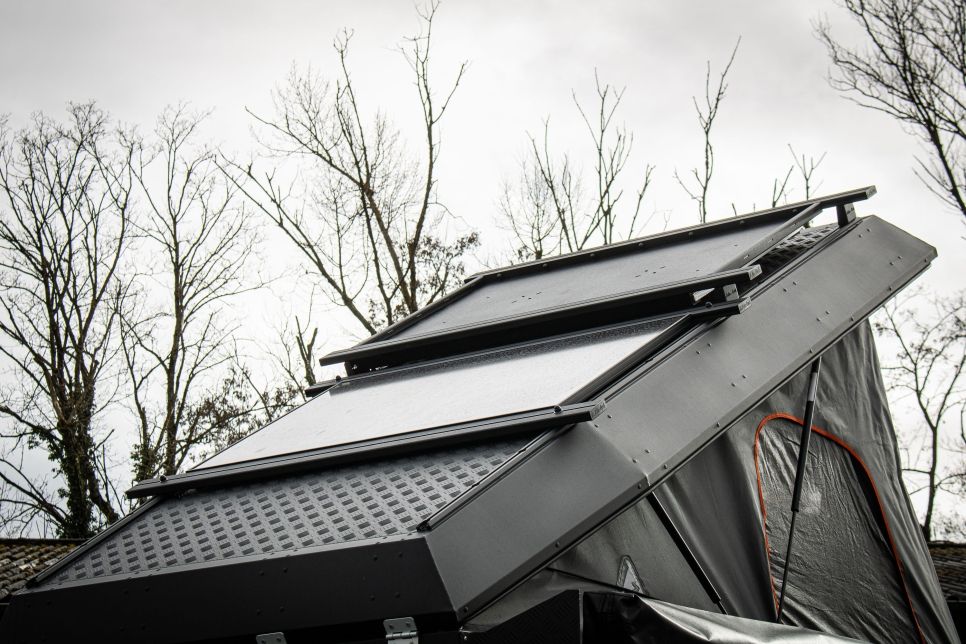 Panneau solaire rigide EcoFlow 175W sur Jeep Gladiator JT Canopy Camper