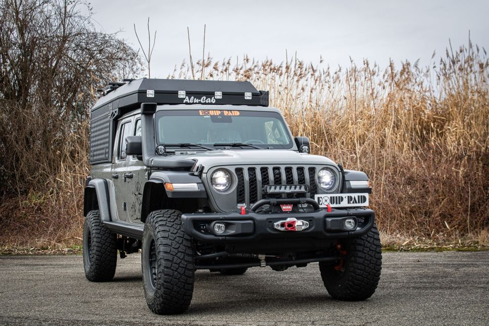 Canopy Camper Alu-Cab AC20 Comfort sur Jeep Gladiator JT hard-top + tente de toit intégrée