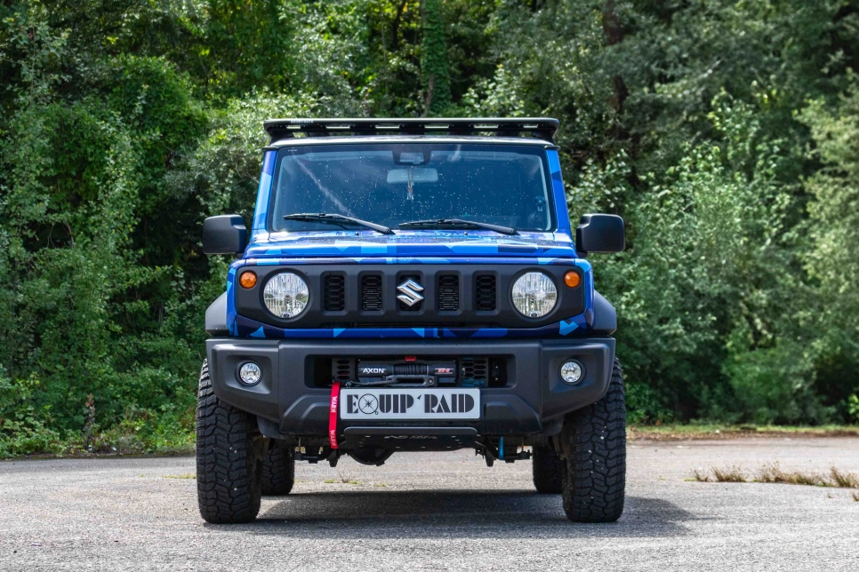 Suzuki Jimny avec platine de treuil intégré au pare choc d'origine