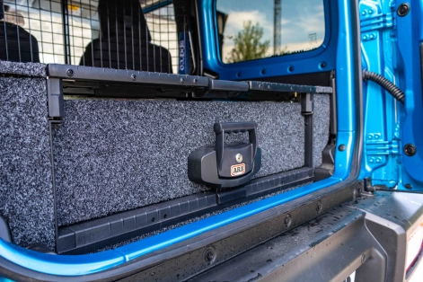 SUZUKI JIMNY PRÉPARÉ PAR EQUIP'RAID avec un aménagement de tiroir ARB