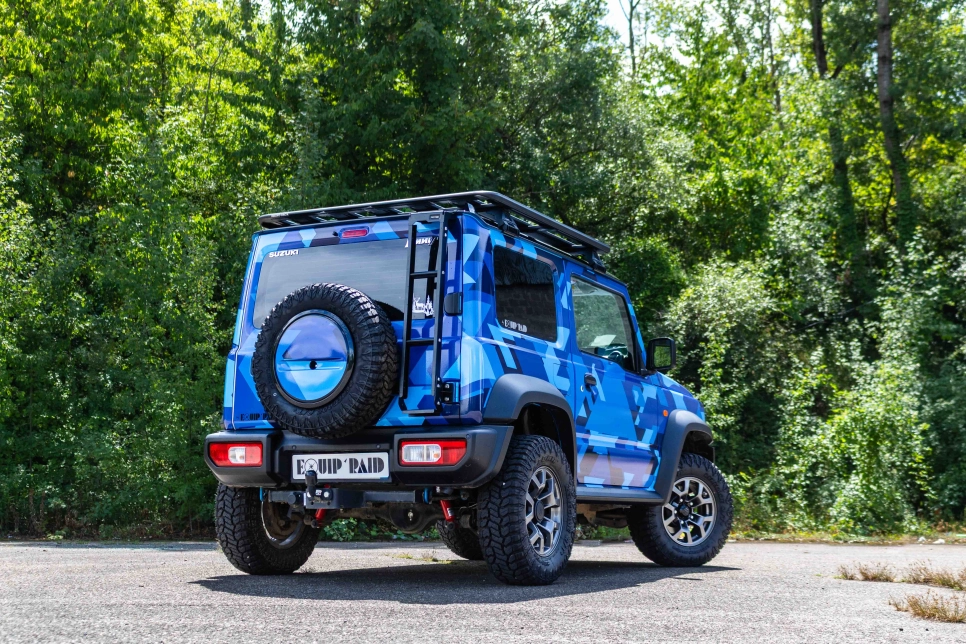 SUZUKI JIMNY PRÉPARÉ PAR EQUIP'RAID avec échelle de porte arrière