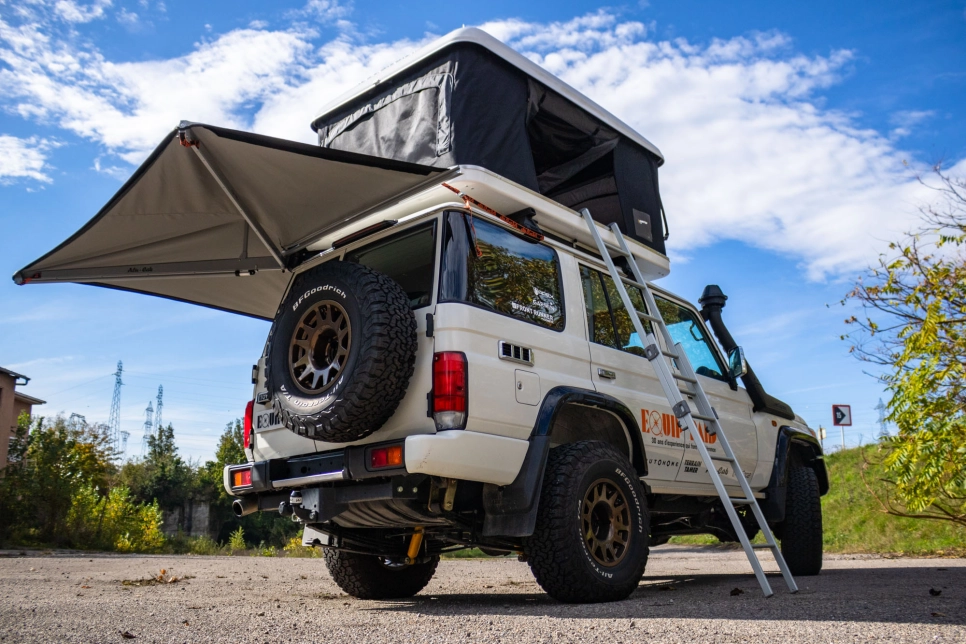 Tente de toit Airtop360 et auvent Alu-Cab installés sur un Toyota landcruiser vdj76 préparé par Equip'Raid