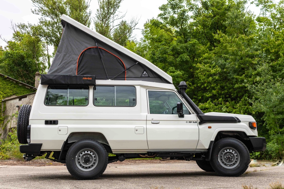 Toyota GRJ78 avec toit relevable Hercules Alu-Cab Equip'Raid