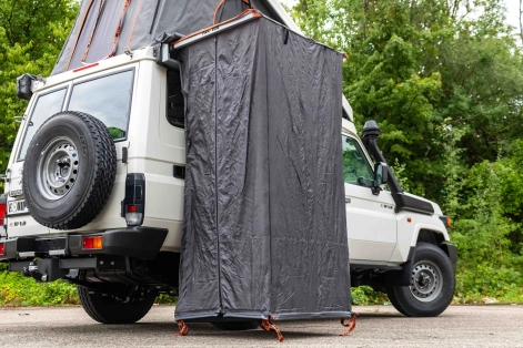 Auvent douche Alu-cab sur Toyota GRJ78 Afrique import Equip'Raid