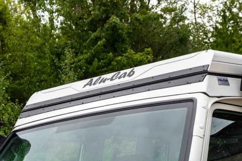 Toyota GRJ78 avec toit relevable Hercules Alu-Cab finition soignée Equip'Raid