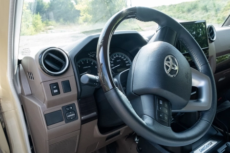 Toyota Land Cruiser 79 2024 facelift version Afrique jantes Evo Corse Equip'Raid commande feux led lazer