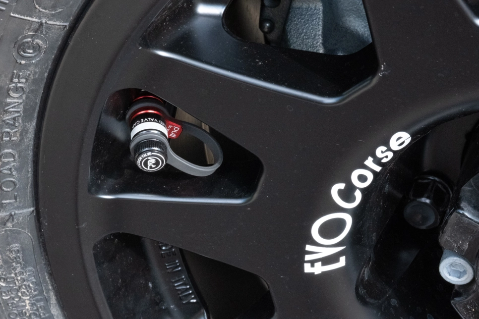 Toyota Land Cruiser 79 2024 facelift version Afrique jantes Evo Corse Equip'Raid valves APEX dégonflage rapide