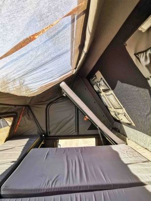 Couchage avec une trappe relevée