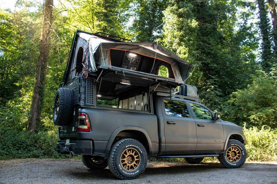preparation-4x4-dodge-ram-1500-modcap-family-raid-bivouac