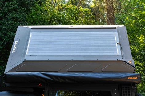 preparation-4x4-dodge-ram-1500-modcap-family-panneau-solaire-chargement