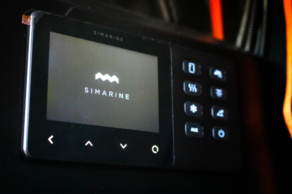 Préparation Ford Ranger PXI tout terrain 4x4 raid offroad avec Canopy Camper Alu-Cab panneau de controle Simarine