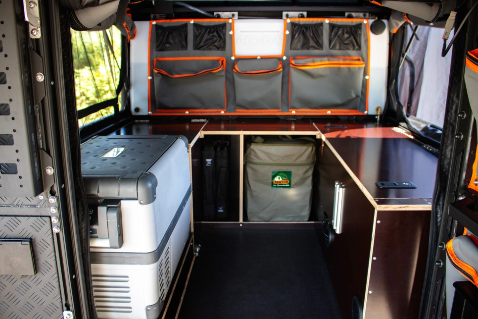 Préparation Ford Ranger PXI tout terrain 4x4 raid offroad avec Canopy Camper Alu-Cab vue intérieur