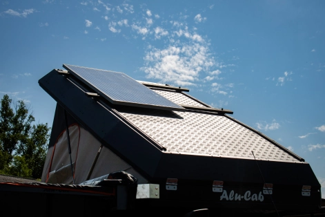 Préparation Ford Ranger PXI tout terrain 4x4 raid offroad avec Canopy Camper Alu-Cab panneau solaire