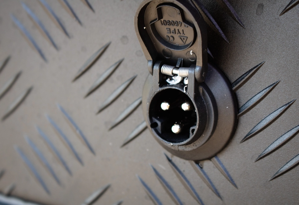 Préparation Ford Ranger PXI tout terrain 4x4 raid offroad avec Canopy Camper Alu-Cab prise 220V exterieure