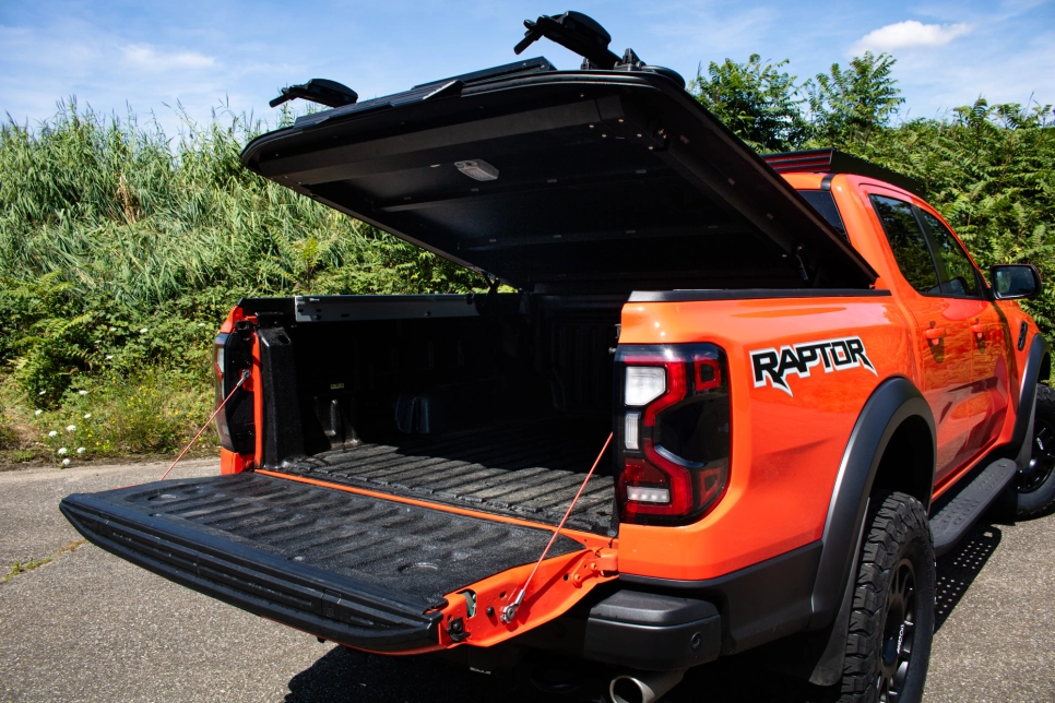 Ford Ranger Raptor 2023 avec couvre benne rigide ARB Hardlid préparé par Equip'Raid